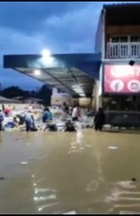 Moradores saqueiam materiais de supermercado em Rio do Sul