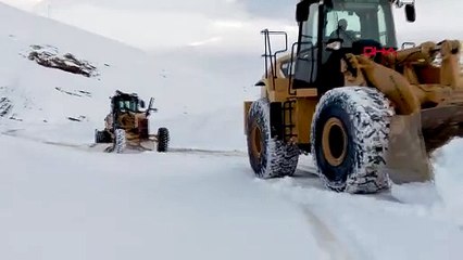 Van'da Kar Yağışı Sonrası 142 Yerleşim Yeri Yolu Açılıyor