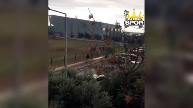 Mersin'de amatör maçta hakemlere saldırdı