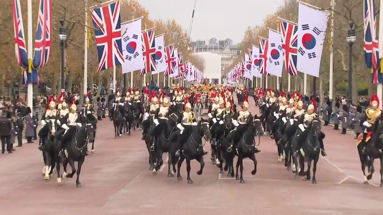尹, 찰스 3세 국왕과 마차 행진...영국 국빈 일정 시작 / YTN