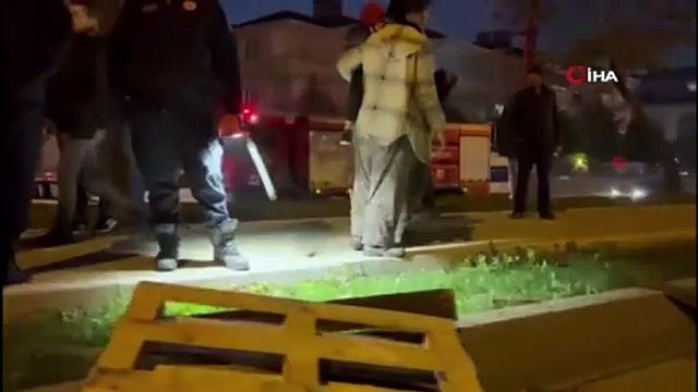 İnegöl'de lastiği patlayan kamyonet devrildi