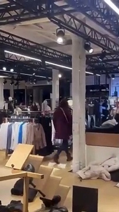 Una mujer destroza un tienda de Bershka en Burgos