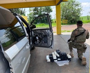 PRF encontra crack escondido em carro e prende motorista em flagrante