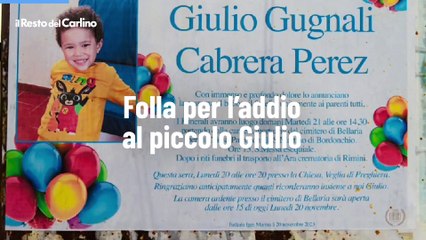 Folla per l'addio al piccolo Giulio