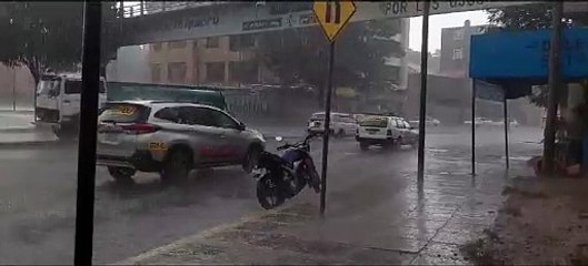 Tras días calurosos y humareda, intensa lluvia refresca a Cochabamba y deja calles anegadas