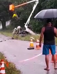 Vídeo-homem-pendurado-apos-caminhao-perder-freio