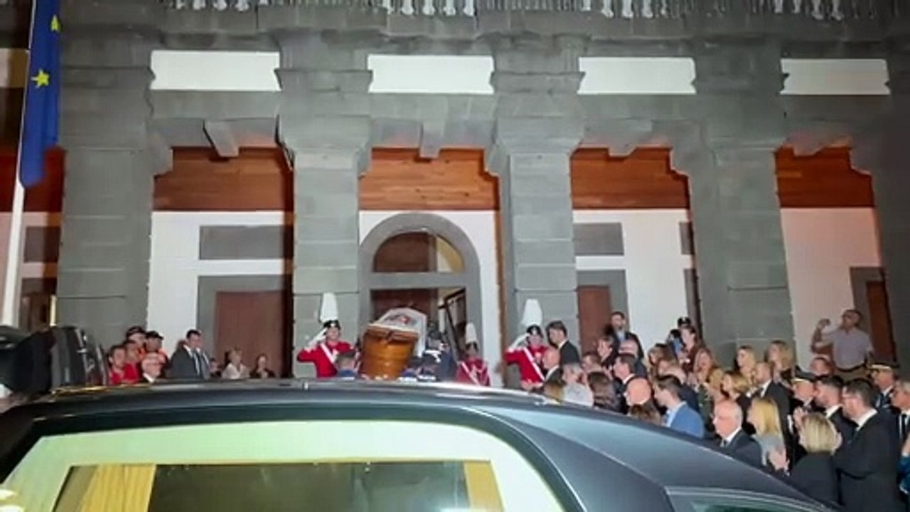 Subida de Jerónimo Saavedra al Salón Dorado