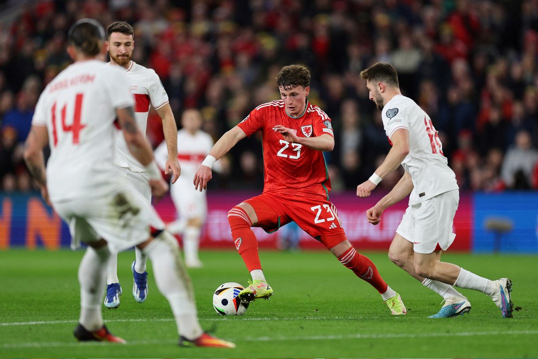 AR HL EURQ WAL TUR 211123_