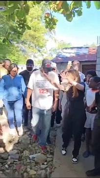 Romeo Santos visita barrios afectados por las fuertes lluvias