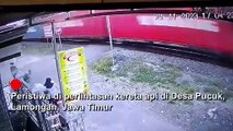 Pikap Mogok di Rel Tertabrak Kereta Api Terekam CCTV di Lamongan