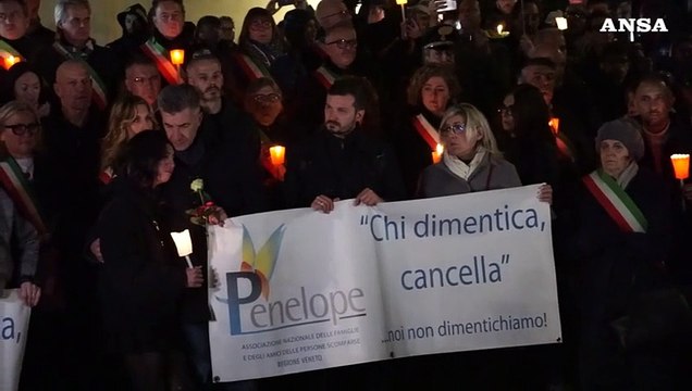 A Vigonovo fiaccolata per Giulia, il dolore del padre e della sorella
