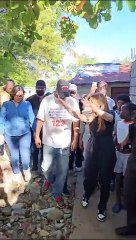 Romeo Santos recorre un sector de la capital dominicana afectado por las lluvias