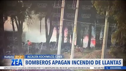 Bomberos sofocan incendio en un tiradero de llantas en Xochimilco