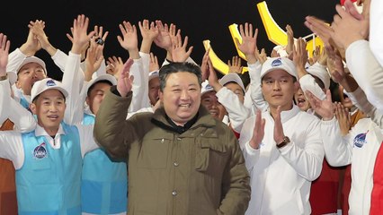 '새치 희끗' 김정은, 정찰위성 발사 성공에 환호...주애는 안 보여 / YTN
