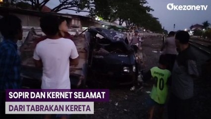 Detik-Detik Mobil Pikap Hancur Tertabrak Kereta Api di Lamongan