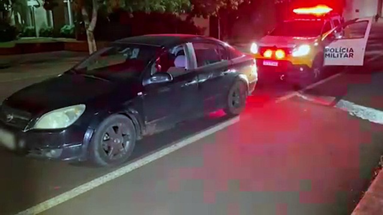 "Amigos de bar" são detidos após realizarem manobras perigosas na frente da viatura da Polícia Civil