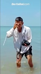 Momen Seorang Pria Menangis Karena Kamera kesayangannya tercebur ke Laut akibat di dorong oleh pacarnya