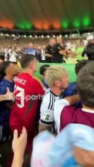 "Dibu" Martínez contra la Policía brasileña para defender a los hinchas de la represión