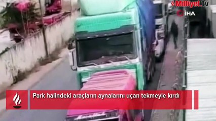 Park halindeki araçların aynalarını uçan tekmeyle kırdı