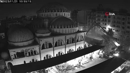 Ağır hasarlı cami böyle çöktü