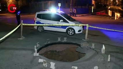 Sultanbeyli'de yol çöktü... 3 metrelik çukur oluştu!