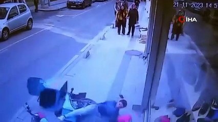 İzinsiz aldığı elektrikli bisikletle kaldırımda bekleyen yayalara çarptı: O anlar kamerada