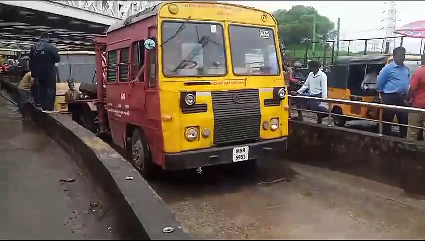 ரயில்வே சுரங்கத்தில் தேங்கிய மழை நீரில் சிக்கிய அரசுப் பேருந்து; போராடி மீட்ட அதிகாரிகள்