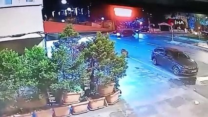 İstanbul’da feci kaza kamerada: Ortalık savaş alanına döndü
