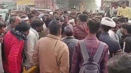 दतिया: डीएपी खाद न मिलने से नाराज ग्रामीणों ने लगाया जाम, की जमकर नारेबाजी