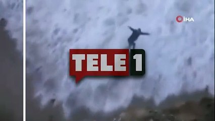 Fotoğraf çekmek isterken dev dalgaların arasında kaldı