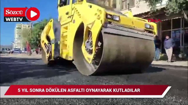 5 yıl sonra dökülen asfaltı davul-zurnayla oynayarak kutladılar