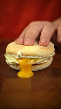 Muffin à l'avocat, fromage et à l'oeuf coulant #Dailyfood #cuisine #recette #asmr