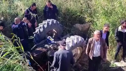 Devrilen traktörün altında kalan sürücü ağır yaralandı
