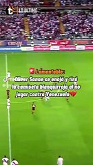 Oliver Sonne tira la camiseta.