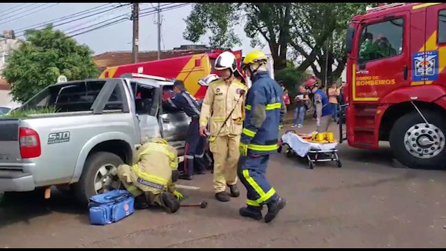 Grave colisão entre caminhonete e caminhão deixa vítima presa às ferragens