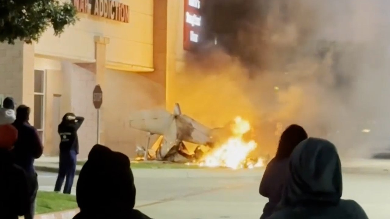 Un avion se crash près d’un centre commercial au Texas, le pilote décédé