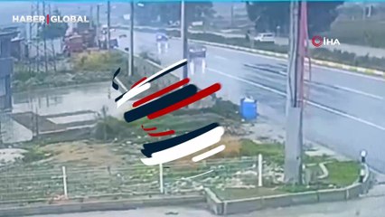 Kamyon çarpınca, araçlar yolda metrelerce böyle kaydı!