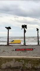 Burrasca a Igea Marina, un furgone finisce in mezzo al mare