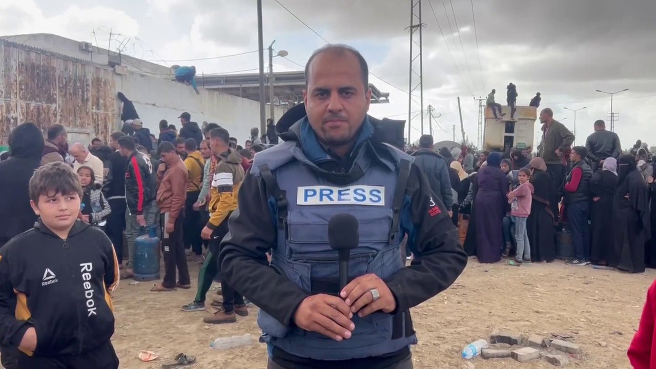 كاميرا العربية ترصد الطوابير الطويلة للنازحين أمام احدى محطات توزيع غاز الطهي