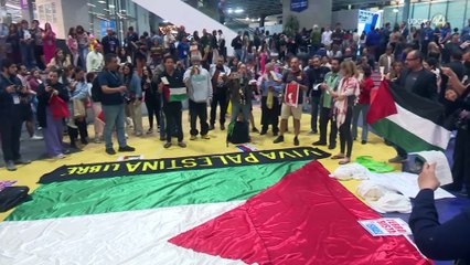 Grupos en apoyo a Palestina se manifiestan en la FIL