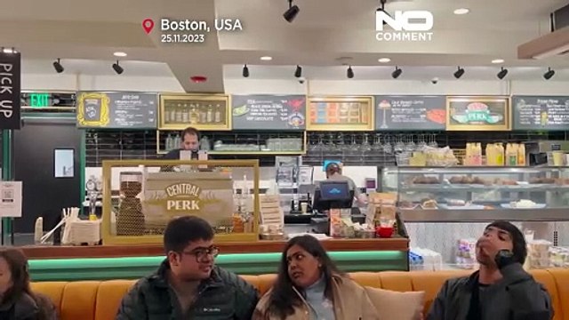 Fãs da série Friends matam saudades no recém-inaugurado café Central Perk em Boston