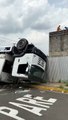 Caminhão de lixo fica de 'rodas pro ar' após acidente em Americana