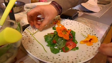 How to prepare a delicious salad from fresh vegetables. Harvest nasturtiums in november!