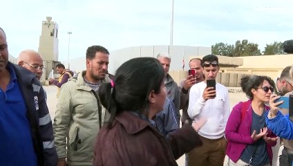شاهد: "سنحتاج جميعاً إلى علاج نفسي من هول الصدمة".. ناجية تسرد أهوال ما شهدته بغزة قبل مغادرتها