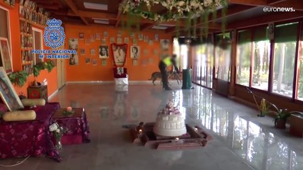 شاهد: الشرطة الإسبانية تداهم معقل زعيم طائفة روحية يزود أتباعه بـ"الزئبق النقي"