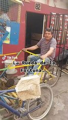 Hombre causa sensación al pedalear 'rueda de la fortuna' con cuatro niños: "La NASA lo busca"