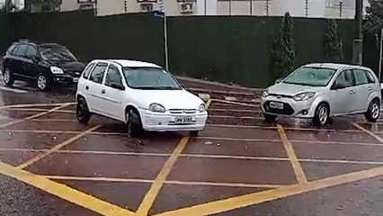 Colisão entre Corsa e Fiesta é registrada no Centro