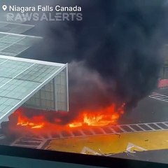 Tải video: Une voiture explose avec à la frontière entre les Etats-Unis et le Canada  -  Au moins 2 morts - Il pourrait s'agir d'une tentative d'attentat