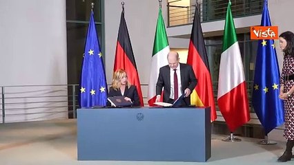Meloni al vertice intergovernativo italo-tedesco a Berlino, la foto di gruppo con Scholz
