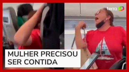 Mulher ameaça urinar e abaixa as calças durante voo nos EUA